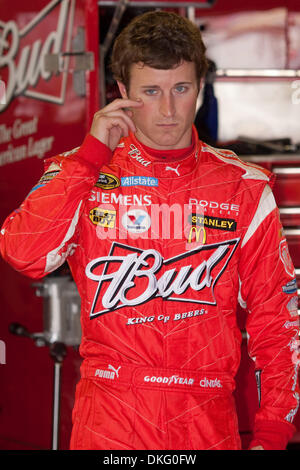 13 juin 2009 - Brooklyn, Michigan, États-Unis - 13 juin 2009 : Kasey Kahne, conducteur de la #  Budweiser Dodge, se trouve dans son garage. Lifelock 400 NASCAR a eu lieu au Michigan International Speedway à Brooklyn, Michigan (crédit Image : © Alan Ashley/ZUMApress.com) Southcreek/mondial Banque D'Images