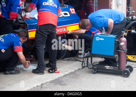 13 juin 2009 - Brooklyn, Michigan, États-Unis - 13 juin 2009 : travail sur les membres de l'équipage # 13 Geico Toyota. Lifelock 400 NASCAR a eu lieu au Michigan International Speedway à Brooklyn, Michigan (crédit Image : © Alan Ashley/ZUMApress.com) Southcreek/mondial Banque D'Images