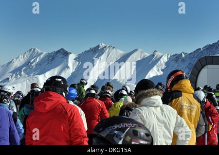 Foules d'attendre dans la file d'télésiège Zell am See, Autriche Banque D'Images