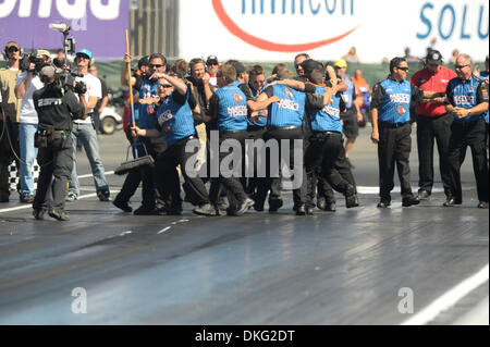 Jul 26, 2009 - Sonoma, Californie, USA - Antron Brown's Matco Outils équipe célèbre leur victoire au Top Fuel Fram NHRA Autolite ressortissants lors d'Infineon, Sonoma, CA. (Crédit Image : © Matt Cohen/global/Southcreek ZUMA Press) Banque D'Images