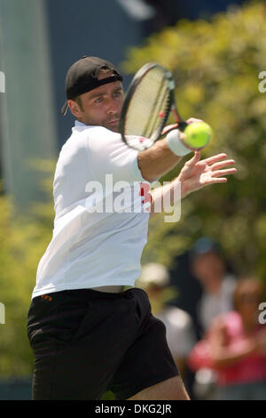 Jul 28, 2009 - Los Angeles, Californie, USA - BENJAMIN BECKER épépinées 17e, renvoie une balle frappée par l'opposant John Isner à l'Open de tennis de la région de l'UCLA. Isner a remporté le match 7-6 (10-8) et 7-6(7-3). (Crédit Image : © Wally Nell/ZUMA Press) Banque D'Images
