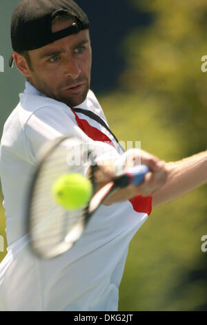 Jul 28, 2009 - Los Angeles, Californie, USA - BENJAMIN BECKER épépinées 17e, renvoie une balle frappée par l'opposant John Isner à l'Open de tennis de la région de l'UCLA. Isner a remporté le match 7-6 (10-8) et 7-6(7-3). (Crédit Image : © Wally Nell/ZUMA Press) Banque D'Images