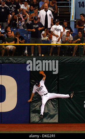 SP 305678   09 SHAD RAYONS (07/27/2009 Saint-pétersbourg) Rays de Tampa Bay Gabe Gross rate la balle au mur frappé par New York Yankees Robinson Cano qui trippled à champ droit Jorge Posada de notation lors d'un New York trois terme deuxième manche au Tropicana Field à Saint-pétersbourg lundi soir (crédit Image : © St. Petersburg Times/ZUMA Press) Banque D'Images