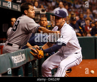 SP 305679   15 SHAD RAYONS (07/28/2009 Saint-pétersbourg) Rays de Tampa Bay Evan Longoria obtient une part de New York Yankees Johnny Damon comme Longoria presque tombe dans les Yankees creusé dehors tout en chassant une fausse balle au cours de septième manche action au Tropicana Field à Saint-pétersbourg mardi soir (crédit Image : © St. Petersburg Times/ZUMA Press) Banque D'Images