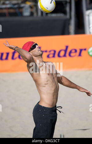 15 août 2009 - San Francisco, Californie, États-Unis - 15 août 2009 : Reid Priddy sert lors de l'AVP 2009 Crocs Tour de San Francisco au quai ouvert 30/32 à San Francisco, CA Â© Matt Cohen / Southcreek Global 2009 (Image Crédit : © Matt Cohen/ZUMApress.com) Southcreek/mondial Banque D'Images