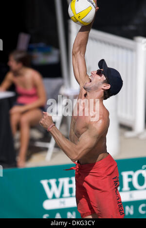 15 août 2009 - San Francisco, Californie, États-Unis - 15 août 2009 : Nick Lucena sert lors de l'AVP 2009 Crocs Tour de San Francisco au quai ouvert 30/32 à San Francisco, CA Â© Matt Cohen / Southcreek Global 2009 (Image Crédit : © Matt Cohen/ZUMApress.com) Southcreek/mondial Banque D'Images