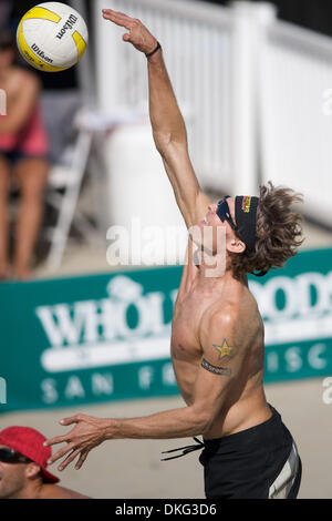 15 août 2009 - San Francisco, Californie, États-Unis - 15 août 2009 : Matt Fuerbringer sert lors de l'AVP 2009 Crocs Tour de San Francisco au quai ouvert 30/32 à San Francisco, CA Â© Matt Cohen / Southcreek Global 2009 (Image Crédit : © Matt Cohen/ZUMApress.com) Southcreek/mondial Banque D'Images