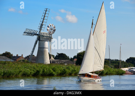 Bateau à voile en face de Thurne Drainage Digue Moulin, moulin, Thurne, Norfolk, Angleterre, Royaume-Uni, Europe Banque D'Images