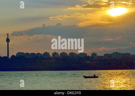 Les pêcheurs en bateau au coucher du soleil, le Danube Banque D'Images