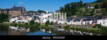 Vue sur la rivière Sarre à saarburg village avec église sankt laurentius, Rhénanie-Palatinat, Allemagne, Europe Banque D'Images