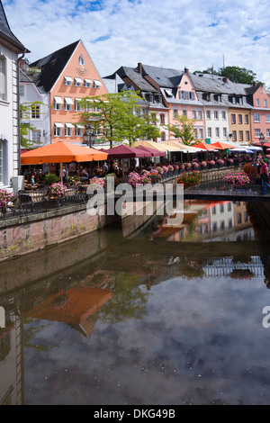 Les cafés-rivière de Loèche, saarburg village, Rhénanie-Palatinat, Allemagne, Europe Banque D'Images