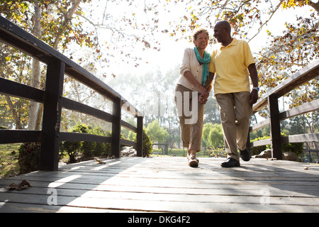 Couple sur passerelle park Banque D'Images