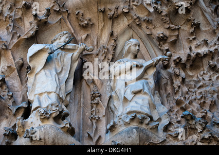 Détail de la sculpture de la façade de la Nativité, le violon et le luth joueurs, Sagrada Familia, Barcelone, Catalogne, Espagne Banque D'Images