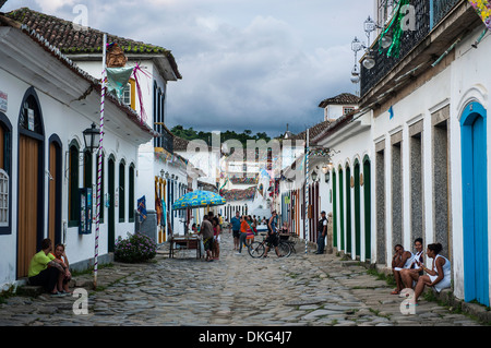 Maisons coloniales colorées à Paraty au sud de Rio de Janeiro, Brésil, Amérique du Sud Banque D'Images