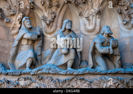 Détail de la sculpture de la façade de la Nativité, trois rois saints, Sagrada Familia, Barcelone, Catalogne, Espagne Banque D'Images