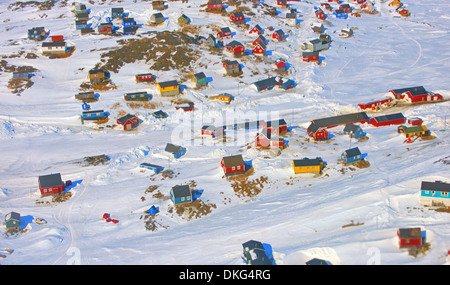 Maisons colorées dans le village de Kulusuk, Groenland Banque D'Images