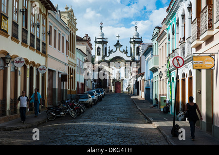 Les bâtiments coloniaux avec la route menant à l'église de Nossa Senhora do Carmo à Sao Joao del Rei, Minas Gerais, Brésil Banque D'Images