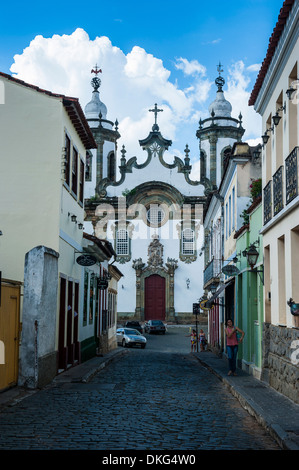 Les bâtiments coloniaux avec la route menant à l'église de Nossa Senhora do Carmo à Sao Joao del Rei, Minas Gerais, Brésil Banque D'Images