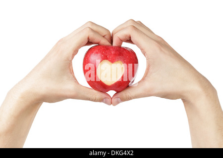 Hot man hands holding apple avec coeur sculpté, isolated on white Banque D'Images