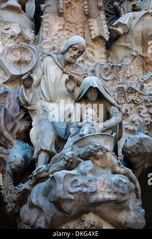 Détail de la sculpture de la façade de la nativité, la Sainte Famille, la Sagrada Familia, Barcelone, Catalogne, Espagne Banque D'Images