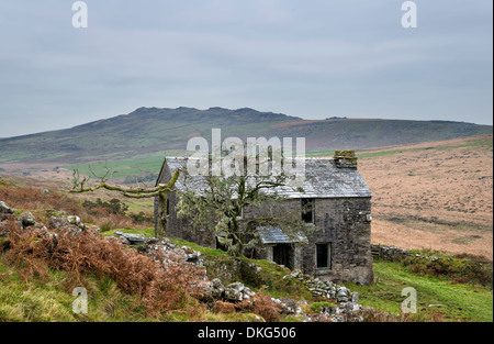 Maison de ferme abandonnée sur Tor Garrow une partie reculée de Bodmin Moor en Cornouailles, avec Brown Willy dans l'arrière-plan Banque D'Images