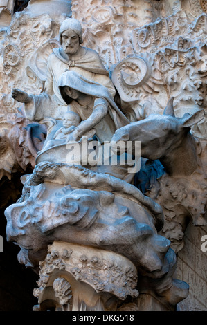 Détail de la sculpture de la façade de la nativité, la Sainte Famille, la Sagrada Familia, Barcelone, Catalogne, Espagne Banque D'Images