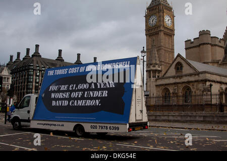 Westminster London,UK. 5 décembre 2013. Chancelier de l'Echiquier George Osborne présente son énoncé d'automne sur l'économie à la Chambre des communes. George Osborne a annoncé un gel de taxe sur le carburant, l'aide aux jeunes en quête de travail et pour les petites entreprises et a déclaré que la dette nationale britannique était de £18bn plus bas que précédemment en mars Crédit : amer ghazzal/Alamy Live News Banque D'Images