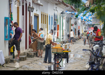 Brésil, Paraty : homme brésilien Local vendant des marchandises de son magasin mobile dans le centre historique. Banque D'Images