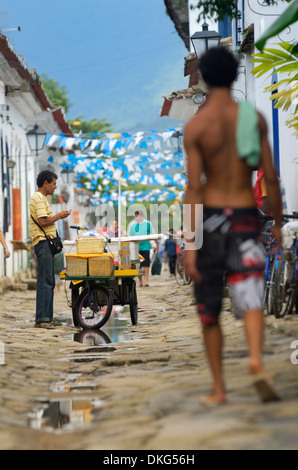 Brésil, Paraty : homme brésilien Local vendant des marchandises de son magasin mobile dans le centre historique. Banque D'Images