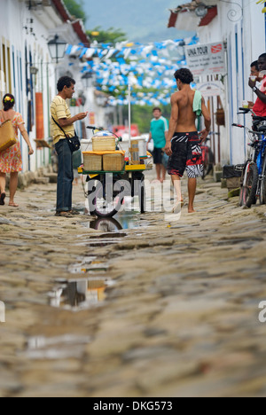 Brésil, Paraty : homme brésilien Local vendant des marchandises de son magasin mobile dans le centre historique. Banque D'Images