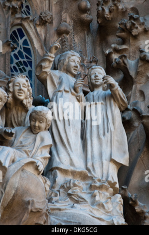 Détail de la sculpture de la façade de la Nativité, les anges chanter, Sagrada Familia, Barcelone, Catalogne, Espagne Banque D'Images