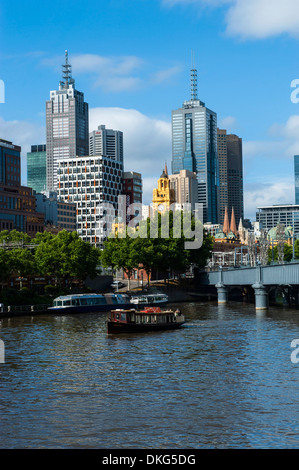 Les immeubles de grande hauteur sur le Fleuve Yarra passant par Melbourne, Victoria, Australie, Pacifique Banque D'Images