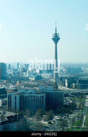 Rheinturm, Düsseldorf, Rhénanie du Nord-Westphalie, Allemagne, Europe Banque D'Images