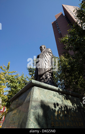 Statue de Confucius, Confucius Plaza, Bowery, Chinatown , PARIS Banque D'Images