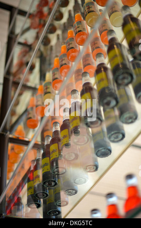 Des rangées de bouteilles de boissons gazeuses sur étagères en verre de soda pop ranch à Arcadia, Oklahoma. Bouteille de soda géant est une nouvelle route 66 monument Banque D'Images