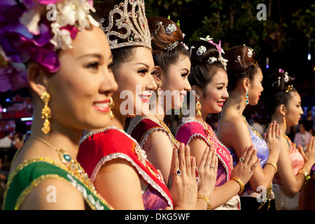 Filles thaïlandaises à Loi Krathong festival, Chiang Mai, Thaïlande du Nord, Thaïlande, Asie du Sud, Asie Banque D'Images