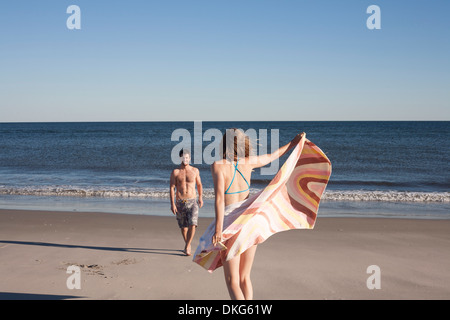 Couple on beach, Breezy Point, Queens, New York, USA Banque D'Images