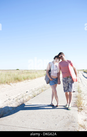 Couple sur chemin côtier, Breezy Point, Queens, New York, USA Banque D'Images