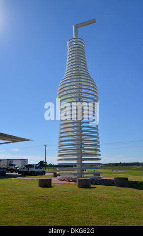 Soda Pop ranch à Arcadia, Oklahoma. Lumineux énorme bouteille de soda est une nouvelle route 66 et monument géant Banque D'Images