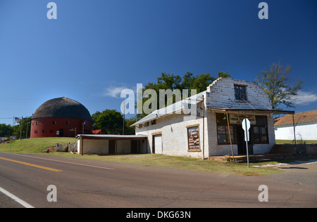 Ancien atelier à côté Grange ronde, Arcadia, Washington sur la Route 66 Banque D'Images