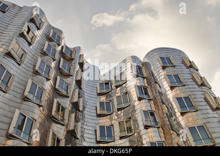 Neuer Zollhof 2 dans le Medienhafen, Düsseldorf, Rhénanie du Nord-Westphalie, Allemagne, Europe Banque D'Images