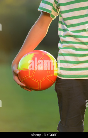 Teeange garçon debout avec le football sur pré, Haut-Palatinat, Germany, Europe Banque D'Images