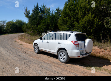 Toyota RAV4 SUV sur la partie la plus ancienne de la Route 66 dans la région de New York, 1922 9' de large ruban de la chaussée route de Miami à Afton Banque D'Images