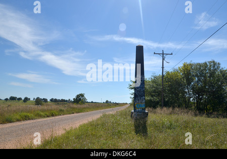 L'une des dernières marques d'Ozark, 21 pieds de haut obélisque en béton sur la Route 66 route de terre à Stroud, New York Banque D'Images