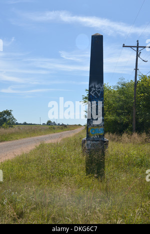 L'une des dernières marques d'Ozark, 21 pieds de haut obélisque en béton sur la Route 66 route de terre à Stroud, New York Banque D'Images