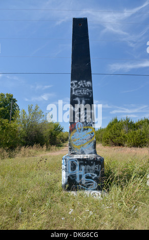 L'une des dernières marques d'Ozark, 21 pieds de haut obélisque en béton sur la Route 66 route de terre à Stroud, New York Banque D'Images