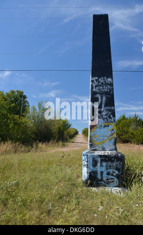 L'une des dernières marques d'Ozark, 21 pieds de haut obélisque en béton sur la Route 66 route de terre à Stroud, New York Banque D'Images