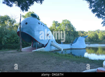 Catoosa Rorqual bleu, un géant de la route 66 et de repère dans l'Oklahoma. Construit 1972 Banque D'Images