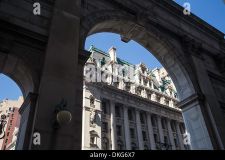 Le palais de justice de substitution, 31 Chambers Street, à travers le bâtiment municipal Arch, NYC Banque D'Images