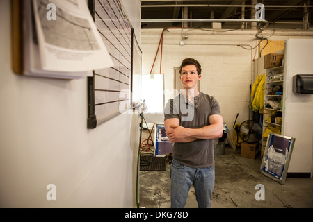 Worker standing in warehouse Banque D'Images